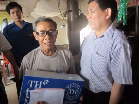 Lãnh đạo tỉnh Nghệ An trao quà của báo Tiền phong và TH True Milk cho người dân xã Quỳnh Vinh