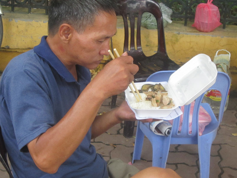 Bác Nguyễn Văn Đức và suất cơm tình nghĩa. Ảnh: Thanh Hà. Bác Nguyễn Văn Đức