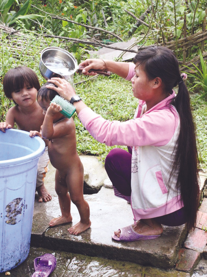 Sơn nữ Cơ Tu chịu nhiều vất vả với hủ tục vợ ngọn. Ảnh: Nguyễn Huy