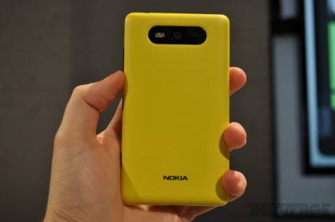 Mặt sau của Lumia 820 phẳng đơn giản, khoảng đặt camera có màu đen tương phản