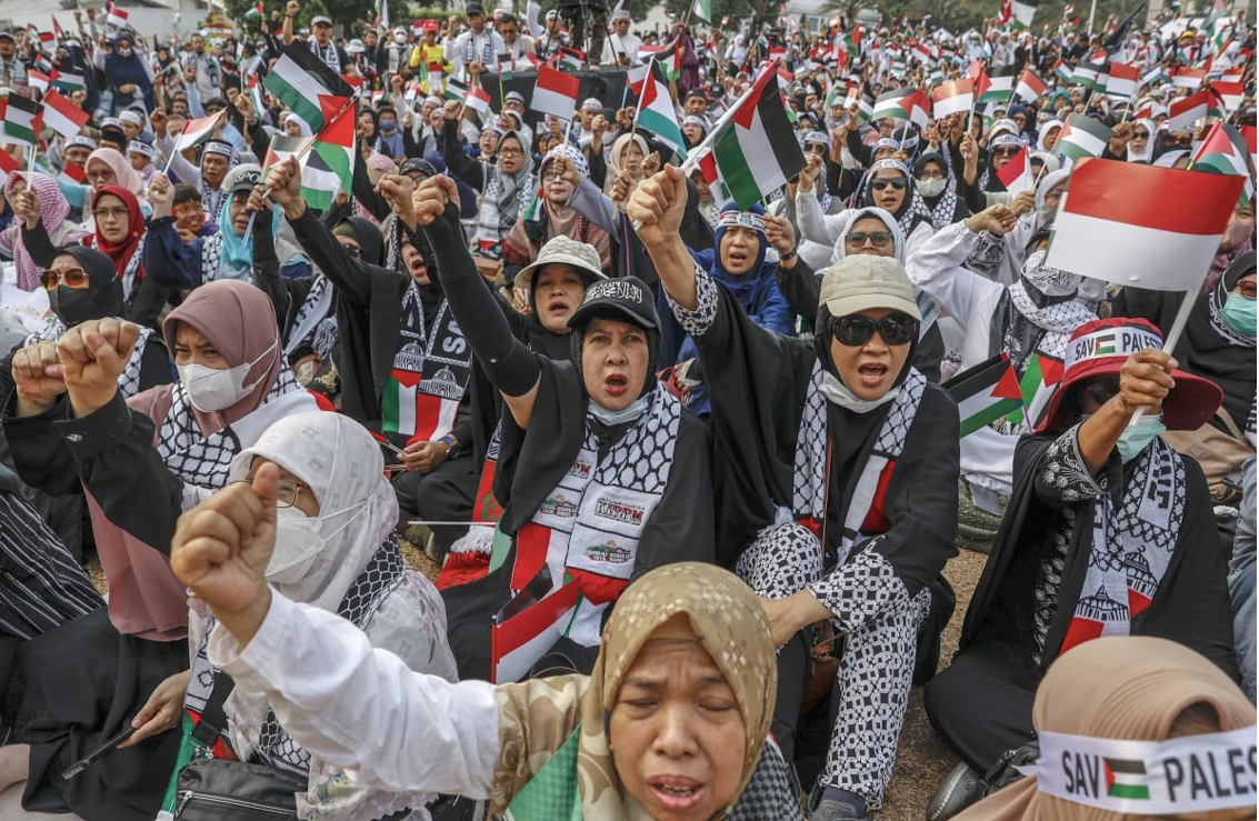 Tổ chức Hồi giáo Indonesia kêu gọi tẩy chay các loại hàng hoá và dịch vụ liên quan đến Israel. (Ảnh: EPA)