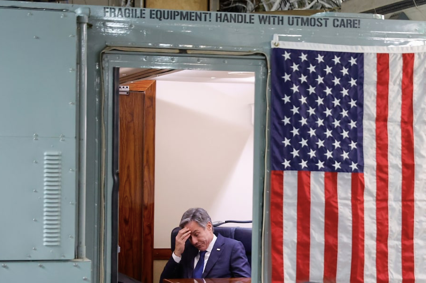 Ngoại trưởng Mỹ Antony Blinken trên máy bay từ Israel sang Jordan ngày 3/11. (Ảnh: AP)