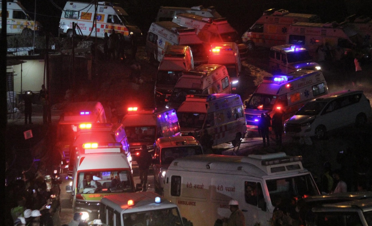 Rất đông lực lượng tham gia chiến dịch cứu hộ. (Ảnh: AP) Rất đông lực lượng tham gia chiến dịch cứu hộ. (Ảnh: AP)