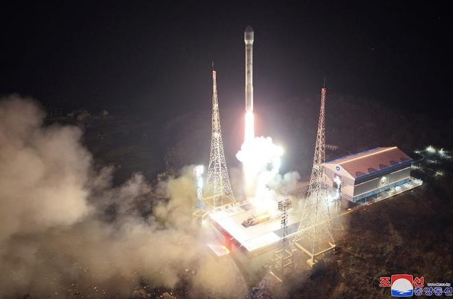 Tên lửa đẩy Chollima-1 mang theo vệ tinh trinh sát Malligyong-1 rời bệ phóng tại bãi phóng vệ tinh Sohae ở quận Cholsan, tỉnh Bắc Phyongan, Triều Tiên, ngày 21/11. (Ảnh: Yonhap) Tên lửa đẩy Chollima-1 mang theo vệ tinh trinh sát Malligyong-1 rời bệ phóng tại bãi phóng vệ tinh Sohae ở quận Cholsan, tỉnh Bắc Phyongan, Triều Tiên, ngày 21/11. (Ảnh: Yonhap)