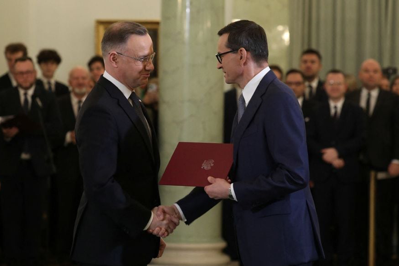 Tổng thống Ba Lan Andrzej Duda bắt tay tân Thủ tướng Mateusz Morawiecki ngày 27/11. (Ảnh: Reuters)