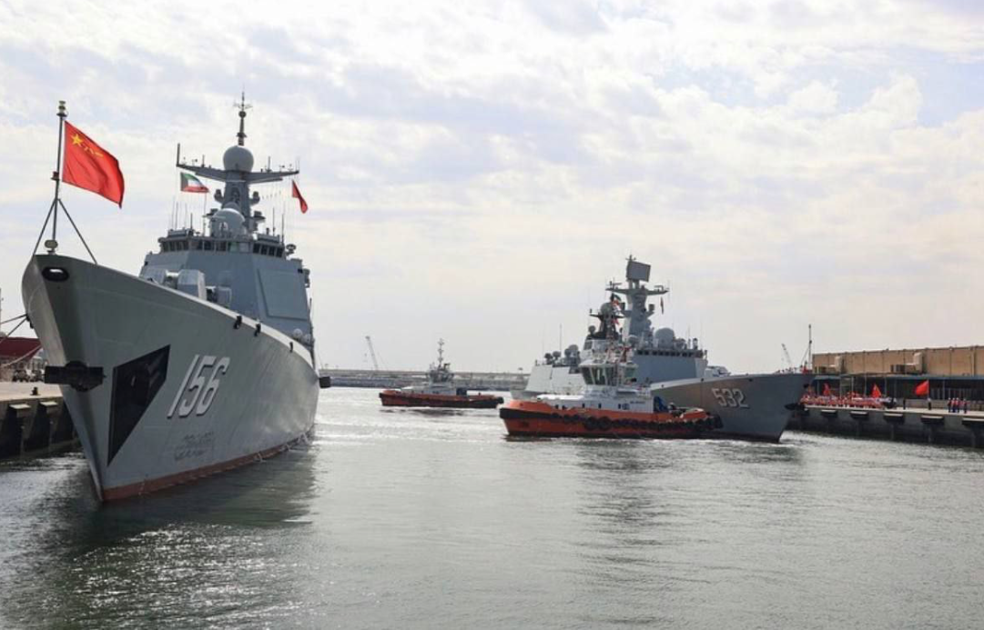 Tàu khu trục Zibo của Hải quân Trung Quốc khi ở cảng Kuwait. (Ảnh: X) Tàu khu trục Zibo của Hải quân Trung Quốc khi ở cảng Kuwait. (Ảnh: X)