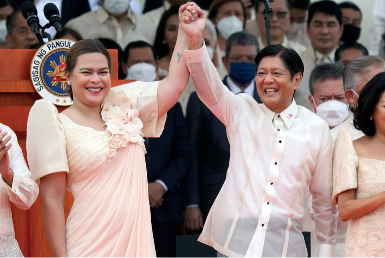 Tổng thống Philippines Ferdinand Marcos Jr và Phó Tổng thống Sara Duterte-Carpio tại lễ tuyên thệ nhậm chức năm ngoái. (Ảnh: AP) Tổng thống Philippines Ferdinand Marcos Jr và Phó Tổng thống Sara Duterte-Carpio tại lễ tuyên thệ nhậm chức năm ngoái. (Ảnh: AP)