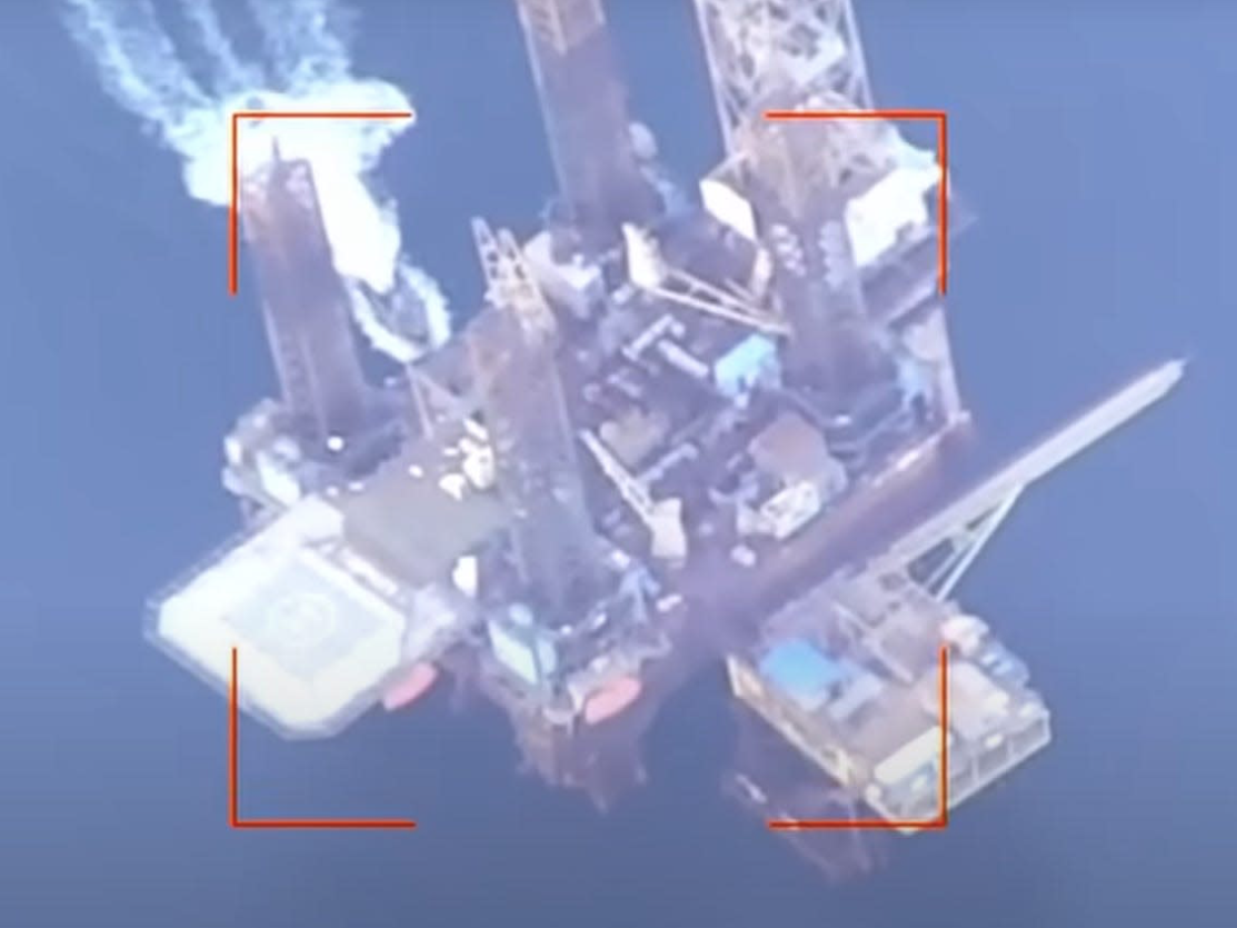 Hình ảnh giàn khoan dầu ở Biển Đen mà lực lượng Ukraine đã tấn công và tuyên bố chiếm được hệ thống radar của Nga. Hình ảnh giàn khoan dầu ở Biển Đen mà lực lượng Ukraine đã tấn công và tuyên bố chiếm được hệ thống radar của Nga.