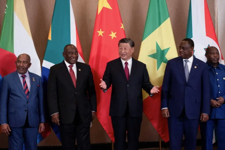 Chủ tịch Trung Quốc Tập Cận Bình và Tổng thống Nam Phi Cyril Ramaphosa tại Hội nghị thượng đỉnh BRICS ở Nam Phi, ngày 24/8. (Ảnh: Reuters) Chủ tịch Trung Quốc Tập Cận Bình và Tổng thống Nam Phi Cyril Ramaphosa tại Hội nghị thượng đỉnh BRICS ở Nam Phi, ngày 24/8. (Ảnh: Reuters)