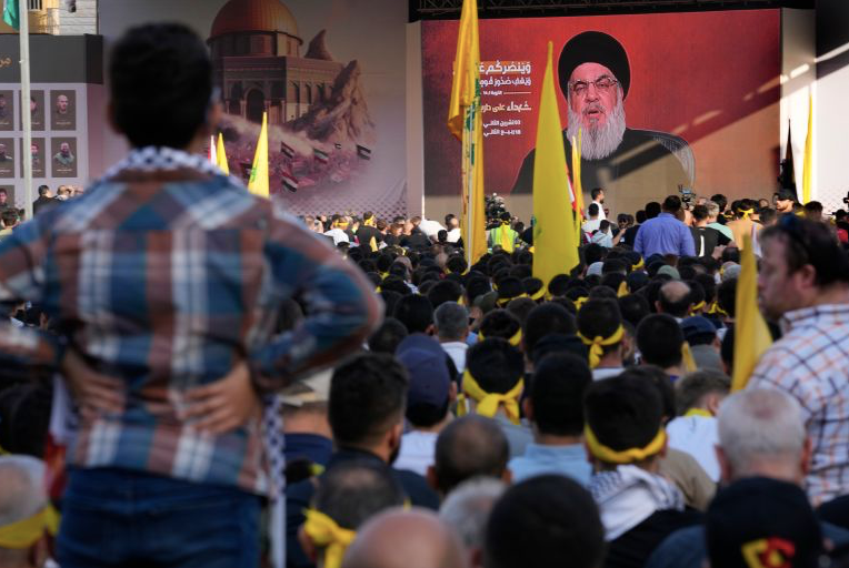 Người Li-băng chăm chú nghe bài phát biểu của lãnh đạo Hezbollah Syed Hassan Nasrallah ngày 3/11. (Ảnh: AP) Người Li-băng chăm chú nghe bài phát biểu của lãnh đạo Hezbollah Syed Hassan Nasrallah ngày 3/11. (Ảnh: AP)
