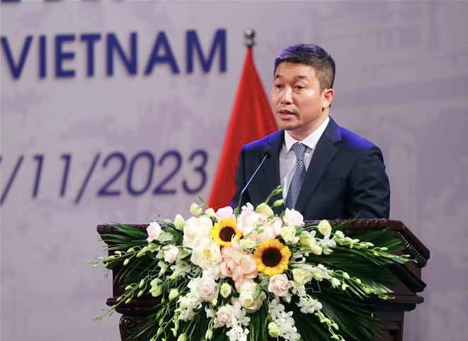 Ông Phan Anh Sơn, Chủ tịch Liên hiệp các tổ chức hữu nghị Việt Nam, phát biểu tại lễ kỷ niệm 50 năm quan hệ Việt - Pháp tối 27/11. (Ảnh: TTXVN)