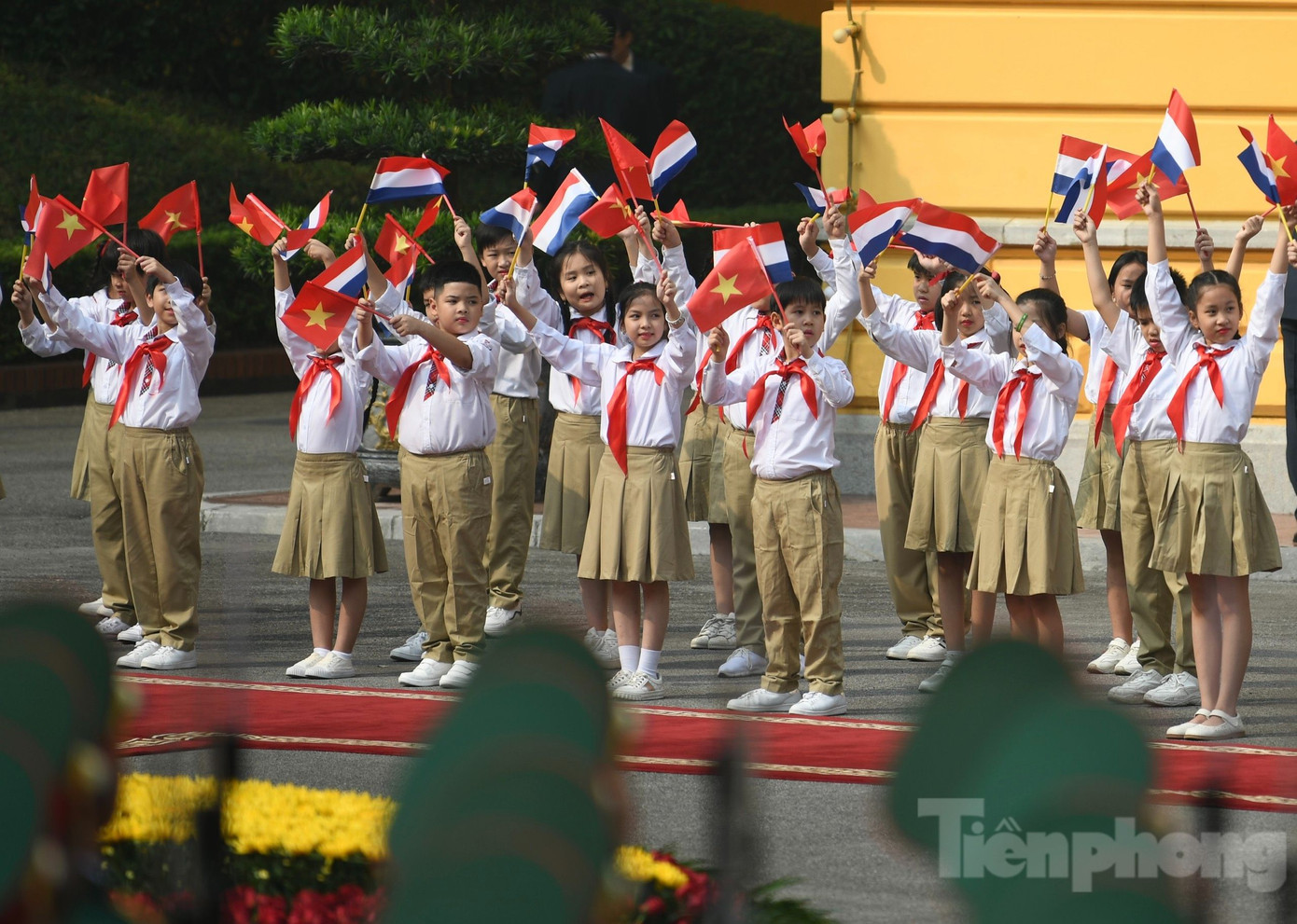 Các em thiếu nhi Hà Nội chào đón Thủ tướng Hà Lan Mark Rutte. (Ảnh: Như Ý)