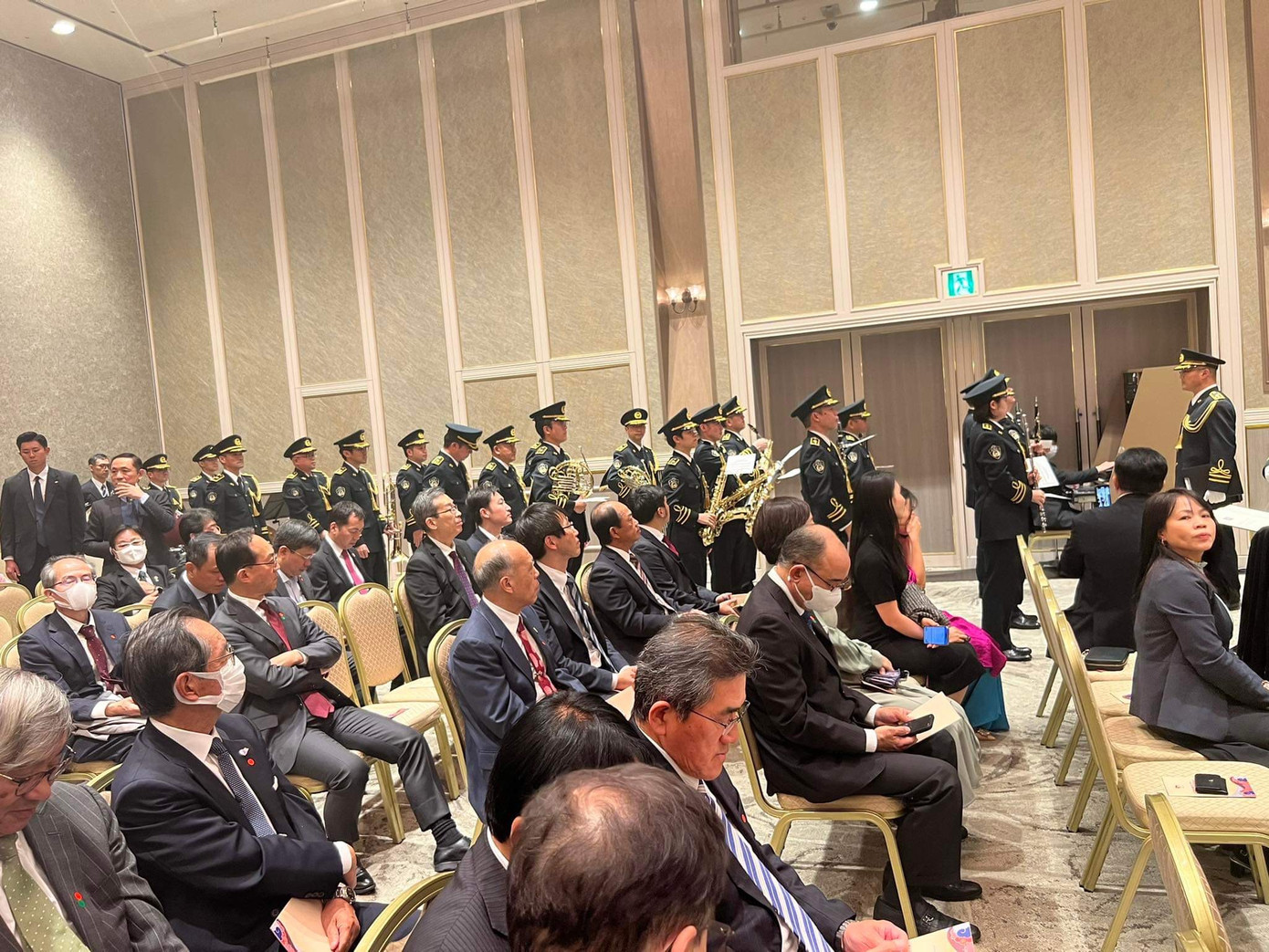 Các khách mời dự Lễ kỷ niệm 50 năm quan hệ ngoại giao Việt Nam - Nhật Bản có mặt đông đủ trước giờ sự kiện diễn ra. (Ảnh: PS)