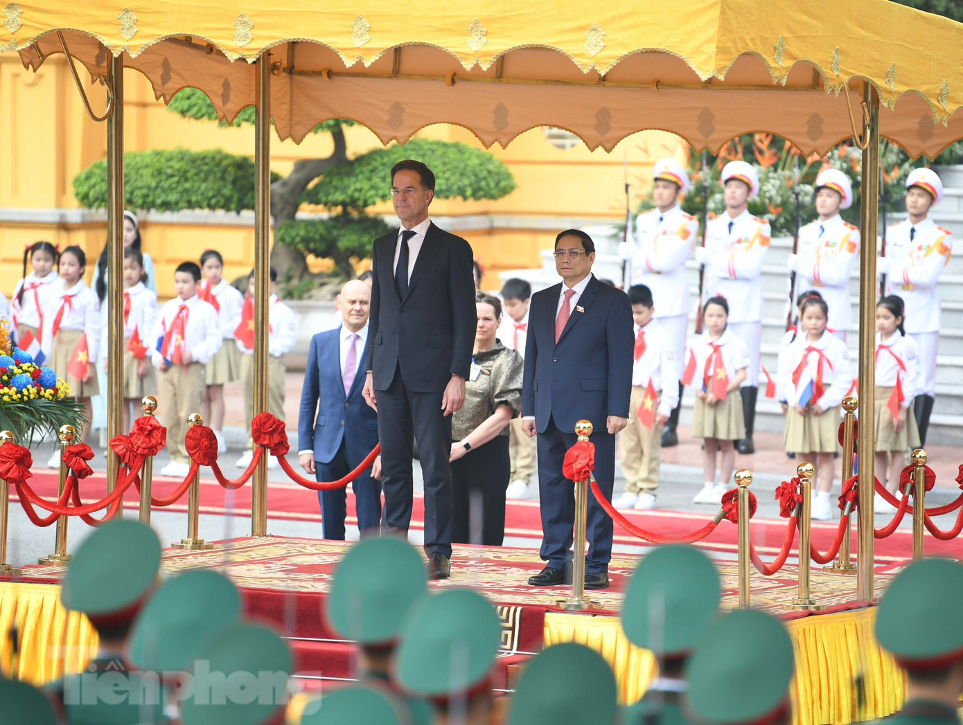 Hai Thủ tướng làm lễ chào cờ. (Ảnh: Như Ý)