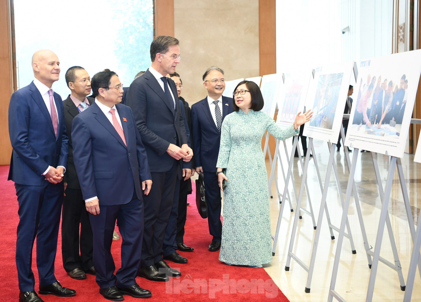 Hai Thủ tướng nhìn lại những hình ảnh ghi lại các sự kiện quan trọng trong quan hệ hai nước. (Ảnh: Như Ý)