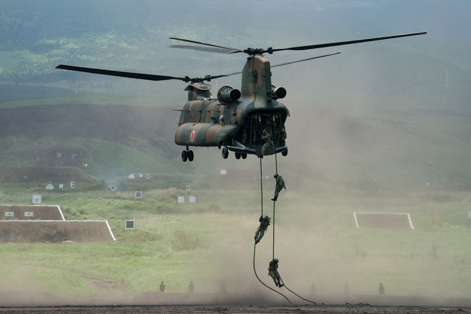 Lính Nhật Bản diễn tập với một chiếc trực thăng CH-47 Chinook tháng 5/2022. (Ảnh: Tomohiro Ohsumi)