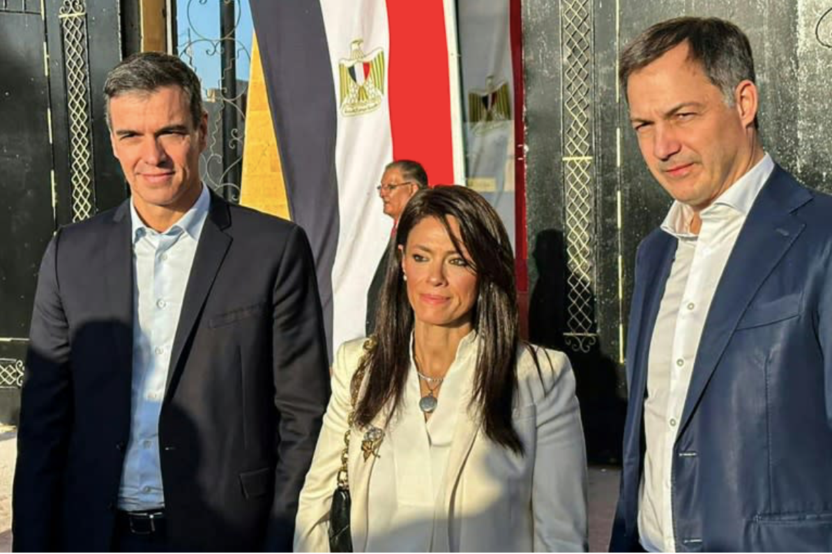 Thủ tướng Tây Ban Nha Pedro Sanchez (trái) và người đồng cấp Bỉ Alexander De Croo (phải) thăm cửa khẩu Rafah ở biên giới giữa Ai Cập và Dải Gaza cùng Bộ trưởng Hợp tác quốc tế Ai Cập Rania al-Mashat. (Ảnh: AP)