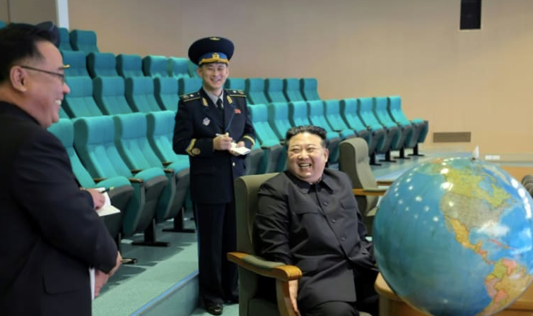 Báo chí Triều Tiên cho biết nhà lãnh đạo Kim Jong Un đã xem ảnh vệ tinh chụp hàng loạt thành phố của Hàn Quốc có căn cứ quân sự Mỹ. (Ảnh: KCNA) Báo chí Triều Tiên cho biết nhà lãnh đạo Kim Jong Un đã xem ảnh vệ tinh chụp hàng loạt thành phố của Hàn Quốc có căn cứ quân sự Mỹ. (Ảnh: KCNA)