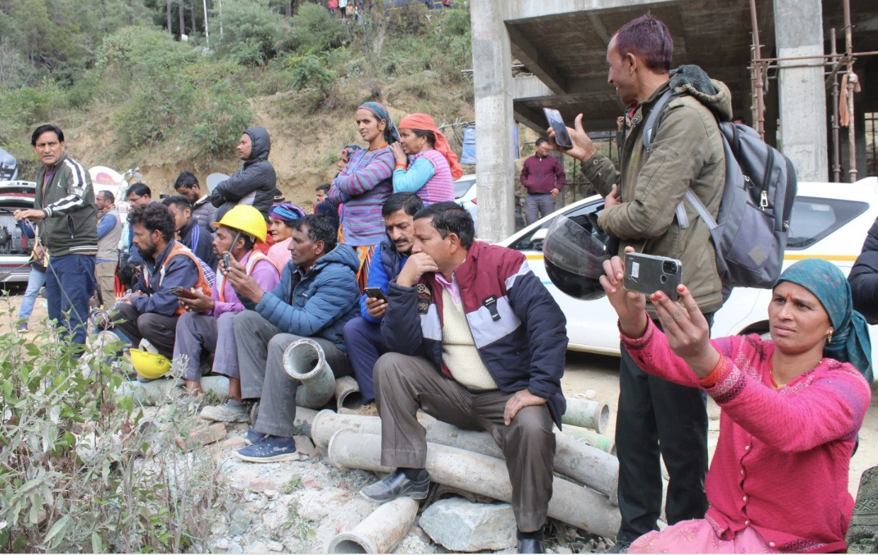 Người thân ngóng chờ kết quả giải cứu. (Ảnh: AP) Người thân ngóng chờ kết quả giải cứu. (Ảnh: AP)