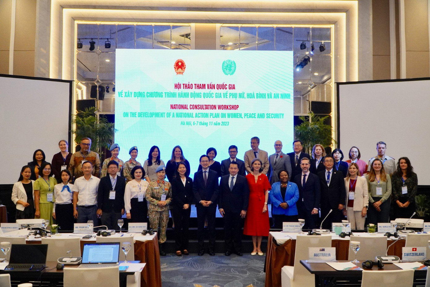 Các diễn giả và đại biểu dự hội thảo ngày 6/11. (Ảnh: TV)