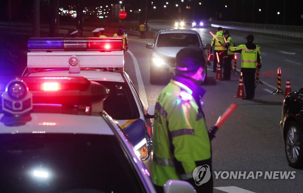 Cảnh sát làm nhiệm vụ trên đường phố Seoul, Hàn Quốc. (Ảnh: Yonhap) Cảnh sát làm nhiệm vụ trên đường phố Seoul, Hàn Quốc. (Ảnh: Yonhap)