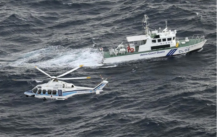 Tàu và máy bay của Lực lượng Bảo vệ bờ biển Nhật Bản tìm kiếm ở hiện trường vụ rơi máy bay V-22 Osprey. (Ảnh: Kyodo)