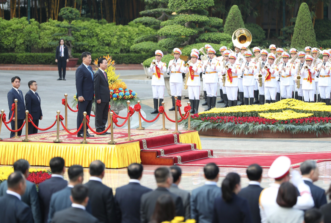 Chủ tịch nước Võ Văn Thưởng và Tổng thống Mông Cổ Ukhnaagiin Khurelsukh làm lễ chào cờ. (Ảnh: Như Ý)