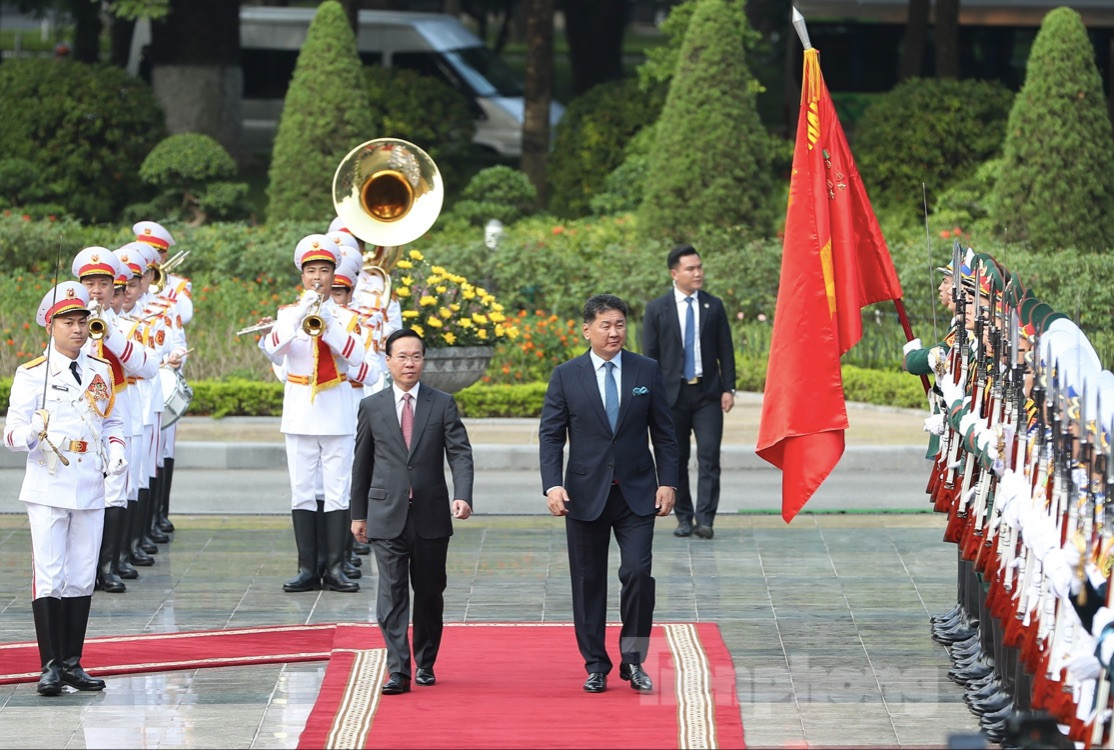 Hai nhà lãnh đạo duyệt đội danh dự. (Ảnh: Như Ý)