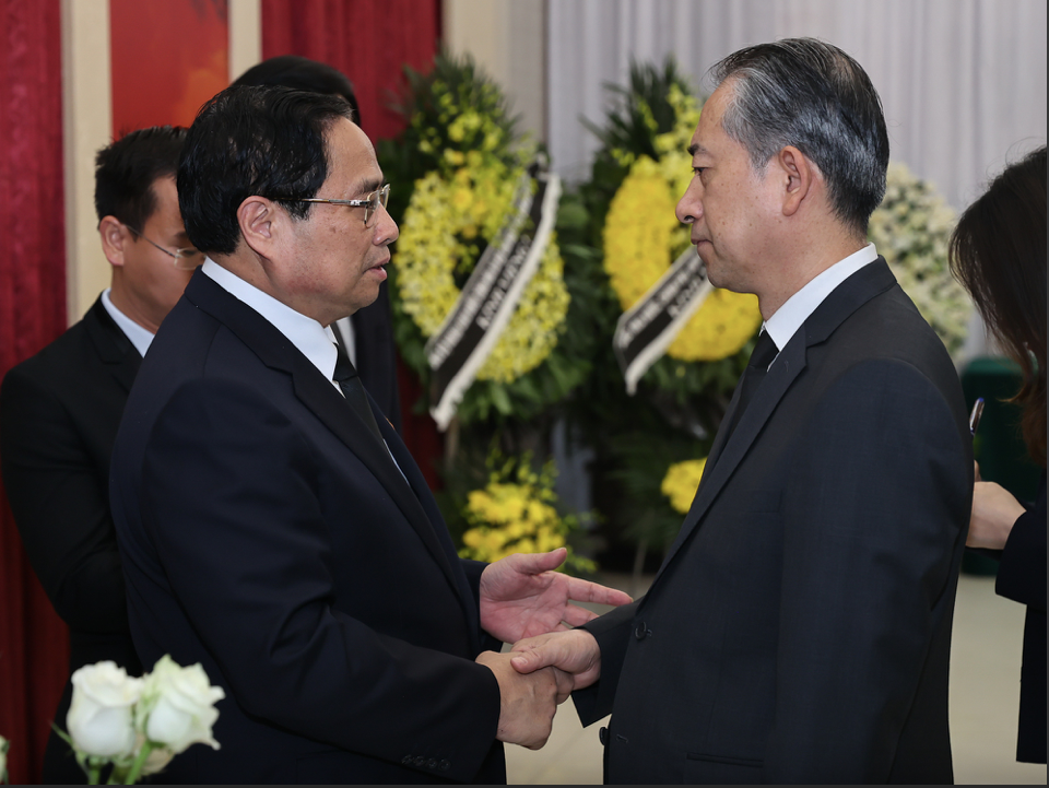 Thủ tướng Phạm Minh Chính chia buồn với Đại sứ Trung Quốc Hùng Ba. (Ảnh: Chinhphu.vn) Thủ tướng Phạm Minh Chính chia buồn với Đại sứ Trung Quốc Hùng Ba. (Ảnh: Chinhphu.vn)