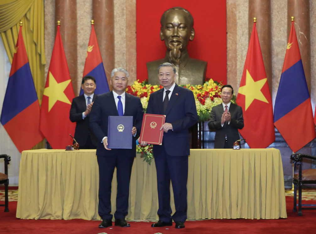 Hai nhà lãnh đạo chứng kiến lễ ký các thoả thuận hợp tác, trong đó có thoả thuận hợp tác an ninh. (Ảnh: Như Ý) Hai nhà lãnh đạo chứng kiến lễ ký các thoả thuận hợp tác, trong đó có thoả thuận hợp tác an ninh. (Ảnh: Như Ý)