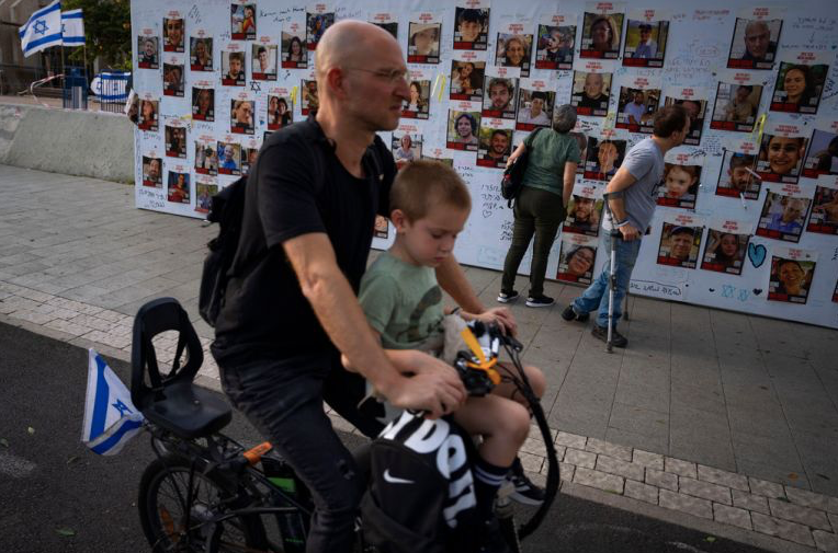 Ảnh các nạn nhân bị Hamas bắt cóc trong cuộc tấn công ngày 7/10 được đặt trên một con đường ở Tel Aviv. (Ảnh: AP)