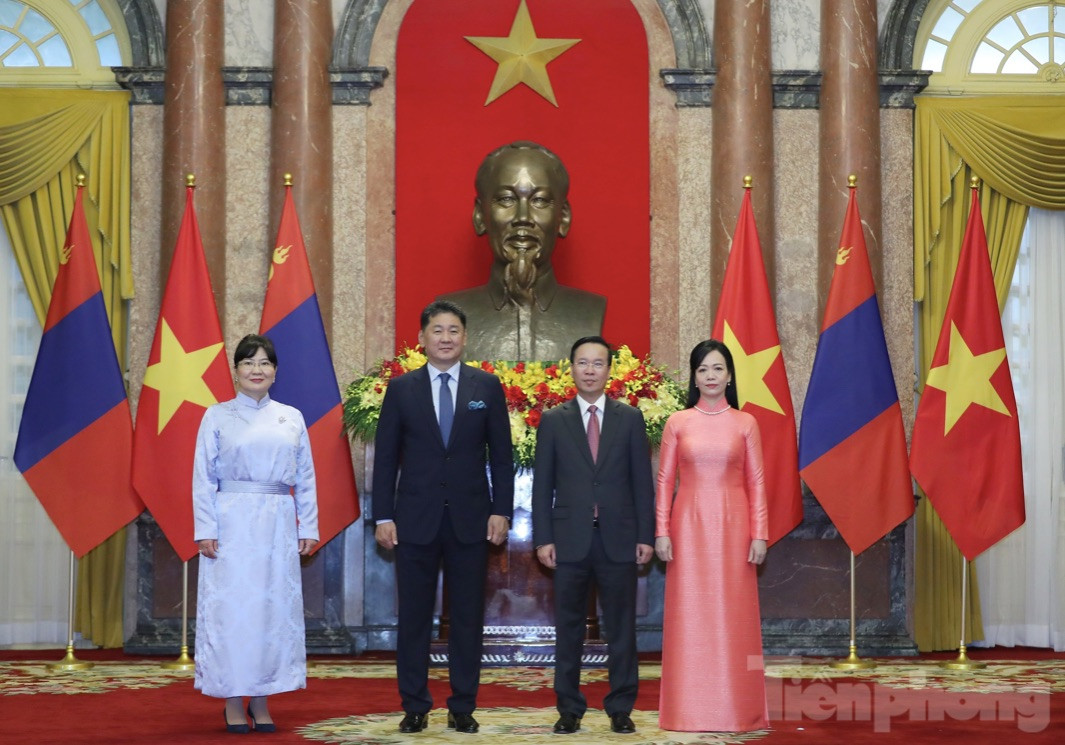 Chủ tịch nước Võ Văn Thưởng cùng Phu nhân chụp ảnh chung với Tổng thống Mông Cổ Ukhnaagiin Khurelsukh và Phu nhân. (Ảnh: Như Ý)