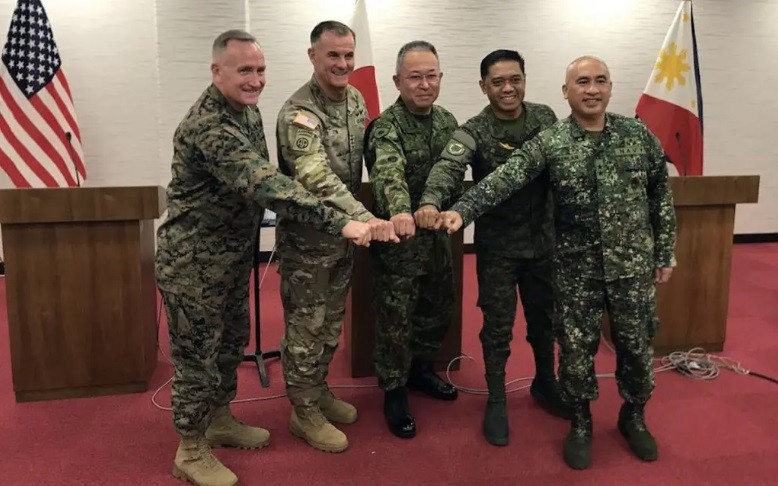 Các sĩ quan Mỹ, Nhật và Philippines chụp ảnh chung tại căn cứ Asaka, Nhật Bản, tháng 12/2022. (Ảnh: Stars and Stripes) Các sĩ quan Mỹ, Nhật và Philippines chụp ảnh chung tại căn cứ Asaka, Nhật Bản, tháng 12/2022. (Ảnh: Stars and Stripes)