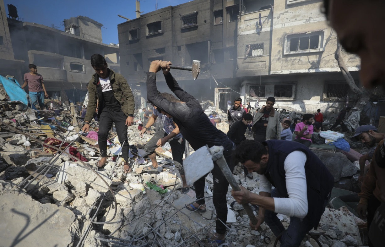 Người dân Palestine tìm kiếm người mất tích trong đống đổ nát sau trận ném bom của Israel vào Dải Gaza ngày 17/11. (Ảnh: AP)