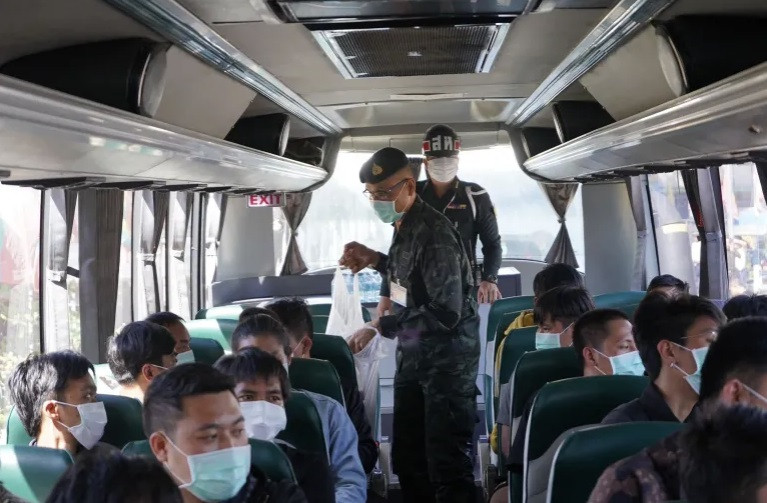 Nhóm công dân Thái Lan được giải cứu khỏi Myanmar ngày 18/11. (Ảnh: QĐ TL)