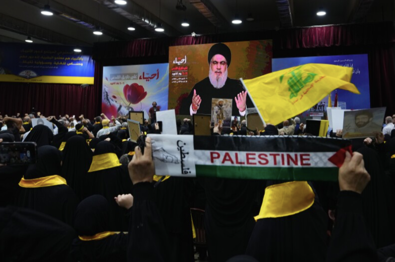Những người ủng hộ Hezbollah giơ tay khi nghe nhà lãnh đạo Hezbollah Sayyed Hassan Nasrallah phát biểu ngày 11/11. (Ảnh: AP) Những người ủng hộ Hezbollah giơ tay khi nghe nhà lãnh đạo Hezbollah Sayyed Hassan Nasrallah phát biểu ngày 11/11. (Ảnh: AP)