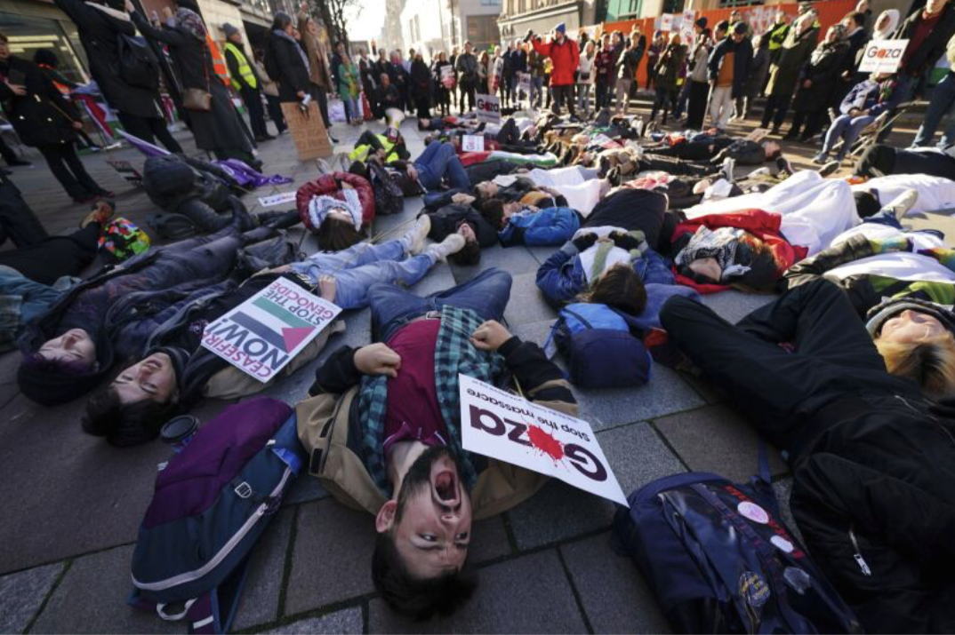 Người biểu tình phản đối tình trạng sát hại hàng ngàn người dân Palestine. (Ảnh: AP) Người biểu tình phản đối tình trạng sát hại hàng ngàn người dân Palestine. (Ảnh: AP)