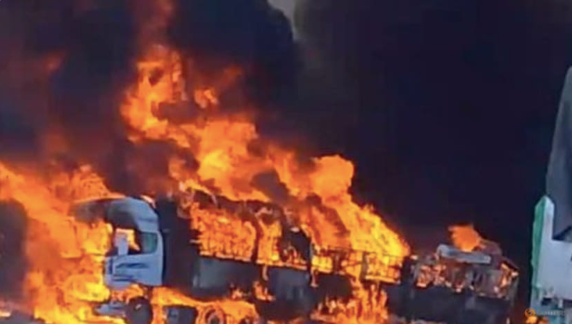 Đoàn xe tải bốc cháy ở Muse, một thị trấn gần biên giới Myanmar - Trung Quốc. (Ảnh: MXH) Đoàn xe tải bốc cháy ở Muse, một thị trấn gần biên giới Myanmar - Trung Quốc. (Ảnh: MXH)