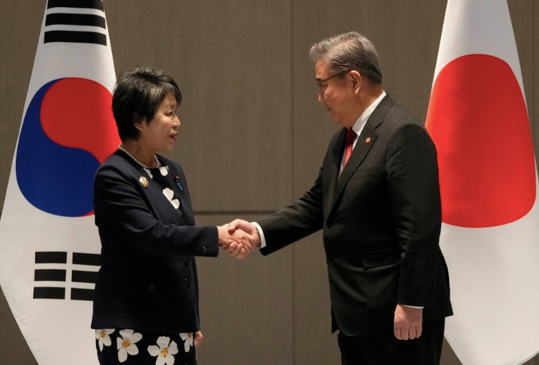 Ngoại trưởng Hàn Quốc Park Jin (phải) bắt tay người đồng cấp Nhật Bản Yoko Kamikawa trước hội nghị ngoại trưởng ba bên tại Busan, ngày 26/11. (Ảnh: Reuters)