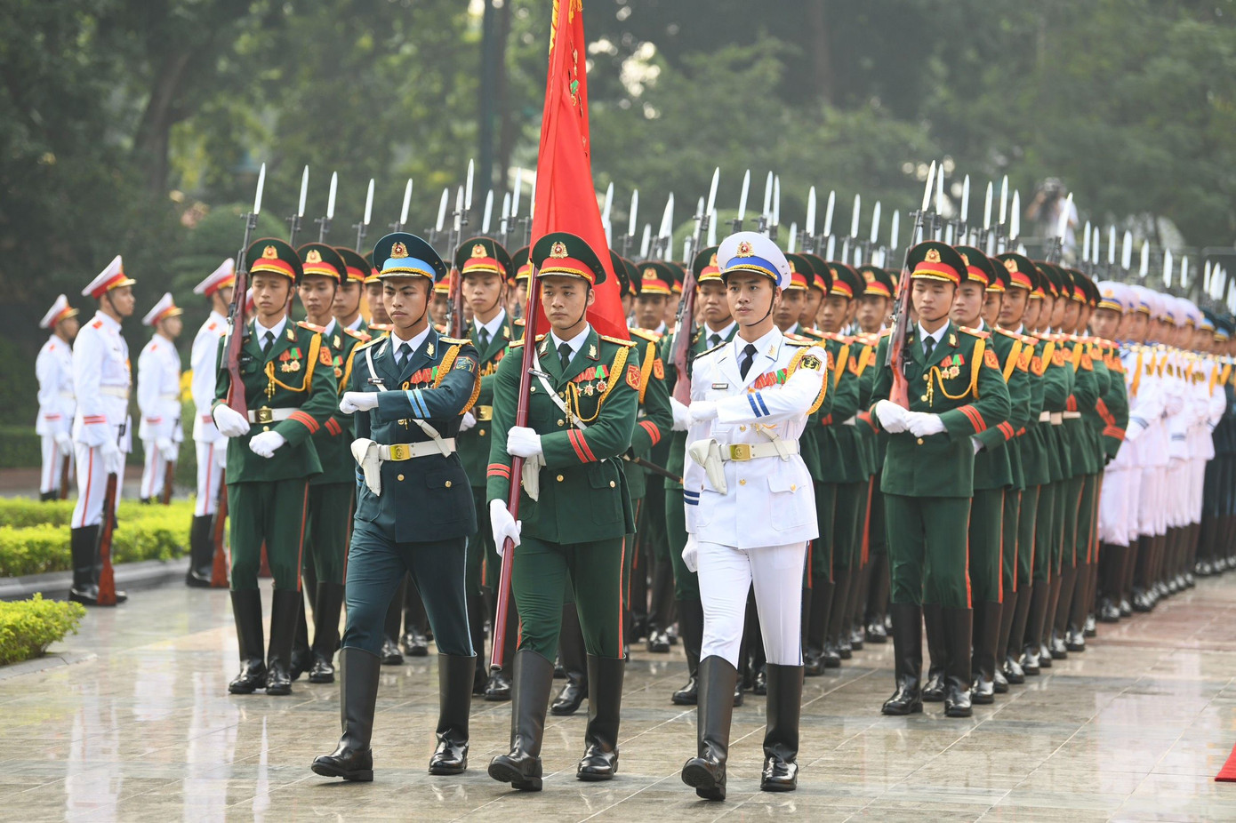 Các lực lượng vũ trang trong lễ đón. (Ảnh: Như Ý)