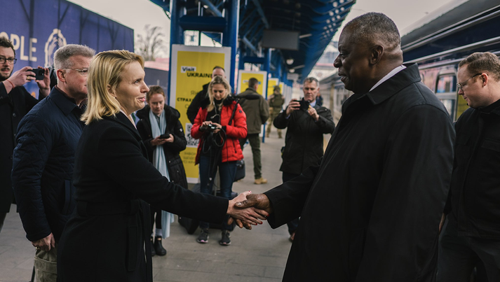 Đại sứ Mỹ tại Ukraine Bridget Brink đón Bộ trưởng Quốc phòng Lloyd Austin đến thăm Ukraine ngày 20/11. (Ảnh: X)