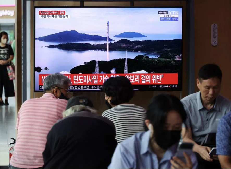 Màn hình TV tại một nhà ga ở Seoul, Hàn Quốc, đăng tin về vụ phóng tên lửa của Triều Tiên ngày 24/8/2023. (Ảnh: Reuters) Màn hình TV tại một nhà ga ở Seoul, Hàn Quốc, đăng tin về vụ phóng tên lửa của Triều Tiên ngày 24/8/2023. (Ảnh: Reuters)