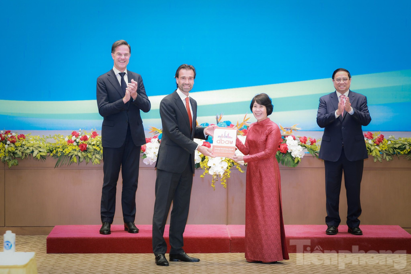 Hai Thủ tướng chứng kiến lễ ký các văn kiện hợp tác ngày 2/11. (Ảnh: Như Ý)