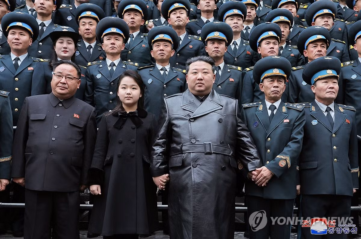 Chủ tịch Triều Tiên Kim Jong Un và con gái chụp ảnh cùng các nhà khoa học và kỹ sư đóng góp cho sự kiện phóng vệ tinh do thám đầu tiên lên quỹ đạo. (Ảnh: KCNA) Chủ tịch Triều Tiên Kim Jong Un và con gái chụp ảnh cùng các nhà khoa học và kỹ sư đóng góp cho sự kiện phóng vệ tinh do thám đầu tiên lên quỹ đạo. (Ảnh: KCNA)