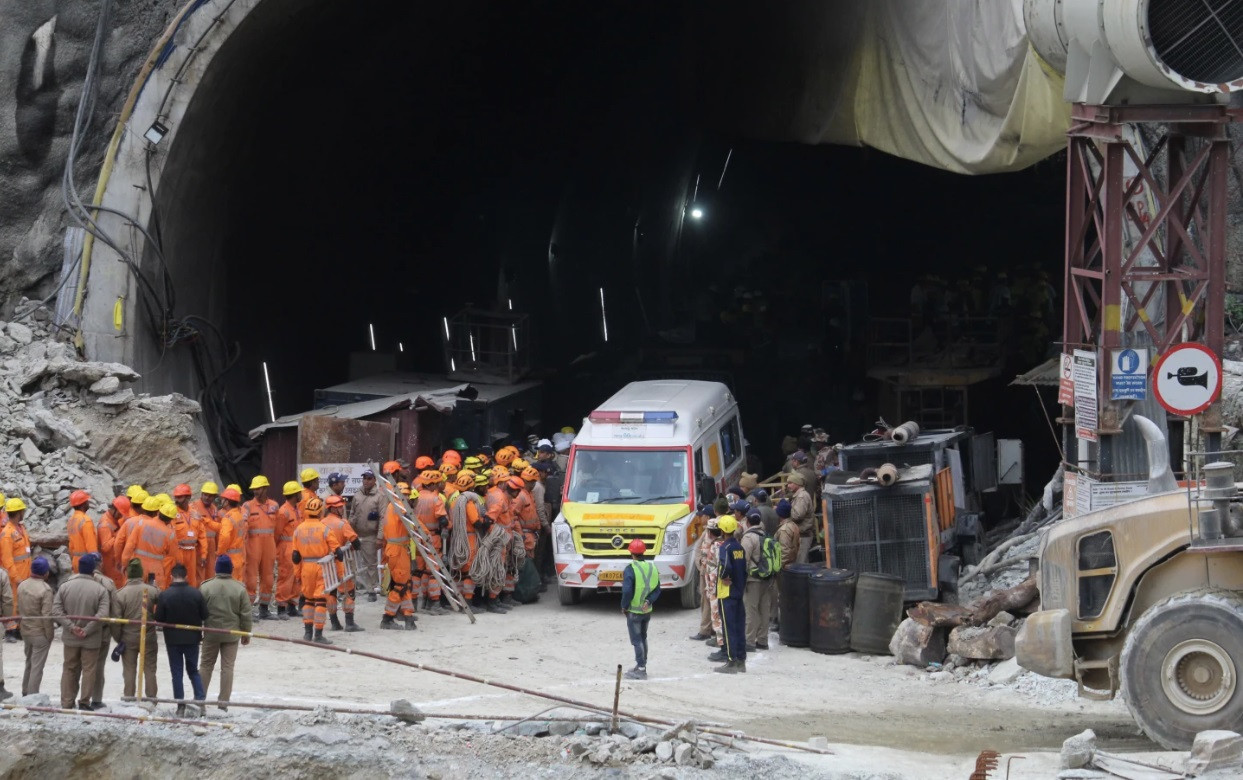 Cửa hầm dẫn vào đoạn bị sập. (Ảnh: AP) Cửa hầm dẫn vào đoạn bị sập. (Ảnh: AP)