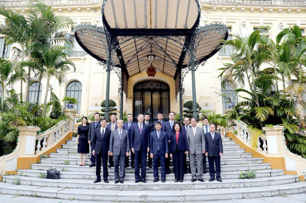 Hai đoàn đàm phán biên giới lãnh thổ Việt Nam - Trung Quốc chụp ảnh chung tại Hà Nội, ngày 9/11. (Ảnh: Mofa)