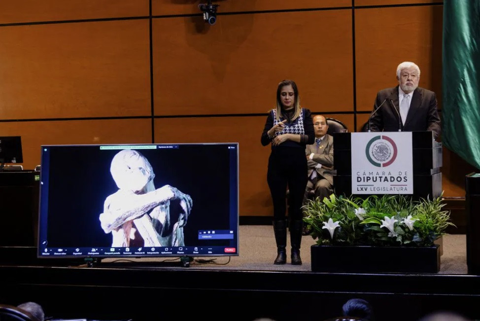 Jaime Maussan, một nhà nghiên cứu về UFO, trình bày về hai xác ướp trước Quốc hội Mexico ngày 8/11. (Ảnh: Reuters)