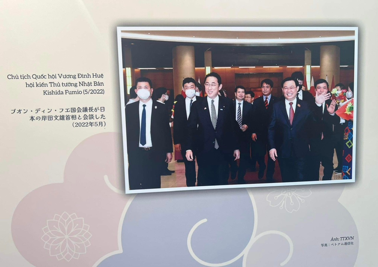 Bức ảnh ghi lại sự kiện Chủ tịch Quốc hội Vương Đình Huệ hội kiến Thủ tướng Nhật Bản Kishida Fumio tháng 5/2022 tại triển lãm. (Ảnh: PS)
