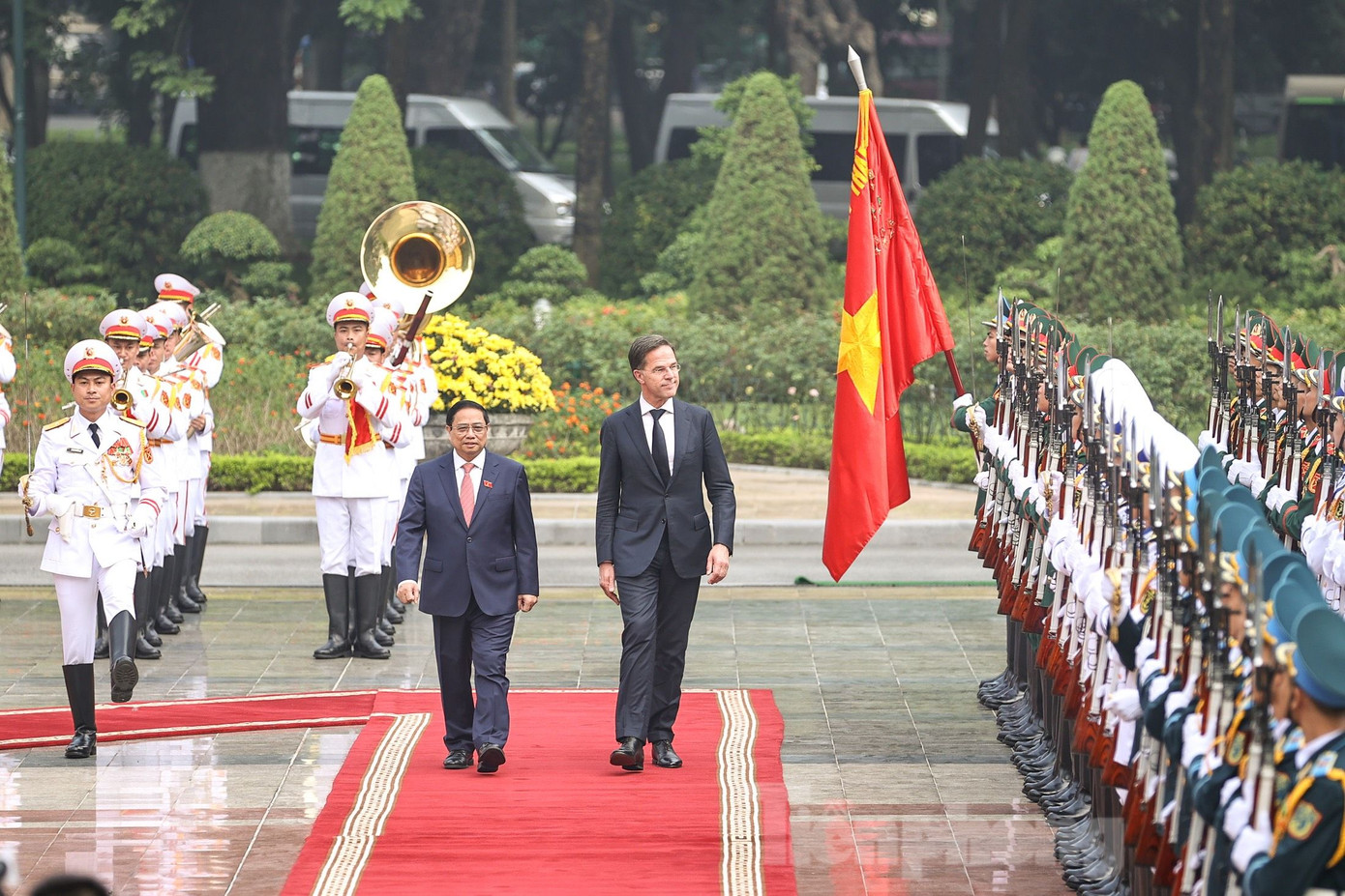 Hai Thủ tướng duyệt đội danh dự. (Ảnh: Như Ý)