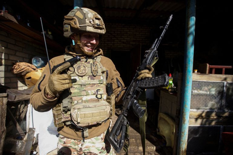 Lính Nga cầm khẩu súng Nga ở Bakhmut. (Ảnh: Reuters)